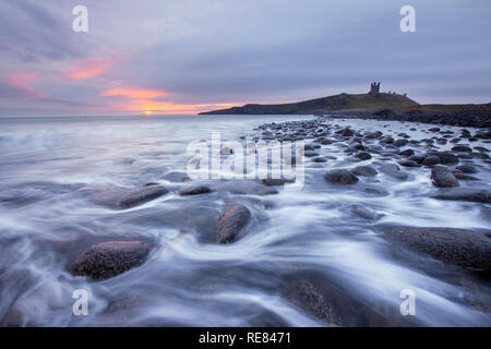 Dunstanburgh Castle und Embleton Bay, Northumberland, England Stockfoto