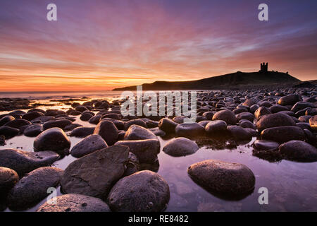 Dunstanburgh Castle und Embleton Bay, Northumberland, England Stockfoto