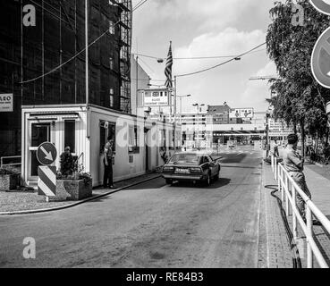 August 1986, Allied Checkpoint Charlie, British Military Police Officer, rotes Auto, Friedrichstrasse Straße, Kreuzberg, Berlin, Deutschland, Europa, Stockfoto