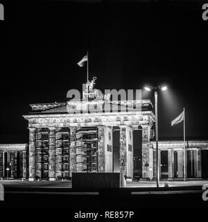 August 1986, beleuchtete Brandenburger Tor bei Nacht in Ost Berlin, Blick von West Berlin, Deutschland, Europa, Stockfoto