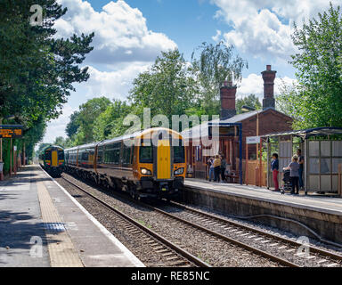 Klasse 172 342 Ansätze Yardley Holz mit einer whitlocks Ende Stourbridge Junction Service als Class 172 337 Blätter mit einem Service zu Stratford-upon-Av Stockfoto