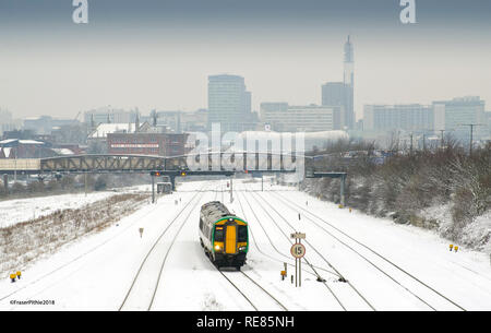 Klasse 172 335 Ansätze Kleine Heide mit einem London Midland service Dorridge am 23. Januar 2013 Stockfoto