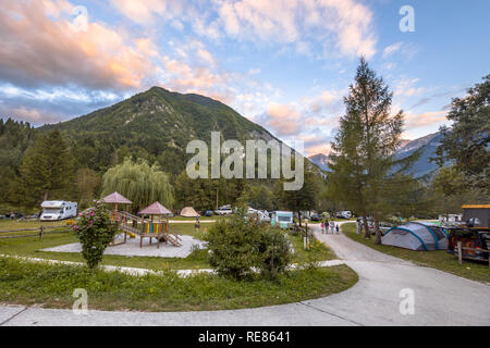 BOVEC, Slowenien, 7. AUGUST 2017: Campingplatz im Triglav Nationalpark in den Julischen Alpen Sloweniens, Europa Stockfoto