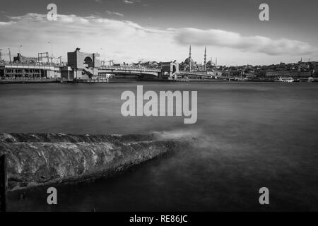 Pipelines auf die Riverside in Istanbul. Stockfoto