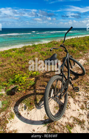 Cat Island, Bahamas. Strand von Osten (Atlantik) Bereich Pine Bay, Cat Island. Das Fahrrad ist der beste Weg, um die Insel zu sehen. Stockfoto