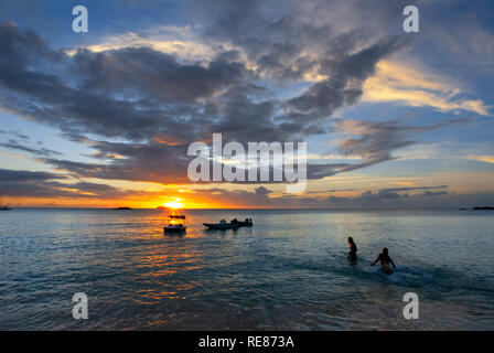 Paar, Schwimmen und spielen vor Beach Fernandez Bay Village Resort, Cat Island. Bahamas Stockfoto