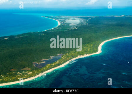 Flugzeuge fliegen über die Insel von Cat Island. Der Cat Island gesehen, aus einem kleinen Flugzeug flighting auf Cat Island Bahamas Stockfoto