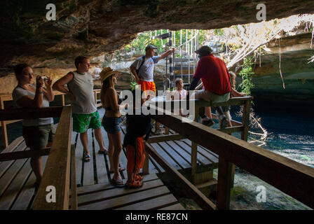 BAHAMAS, Grand Bahama Island, Ostseite: Lucayan Nationalpark, Meer Höhle innen Stockfoto