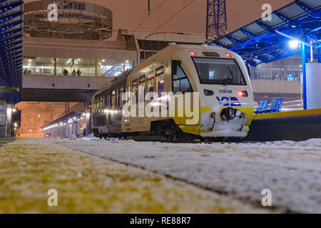 Kiew, Ukraine - Dezember 14, 2018: Renovierte Triebwagen Pesa für die neue Route der Ukrainischen Eisenbahn - Kyiv-Boryspil Flughafen. Stockfoto