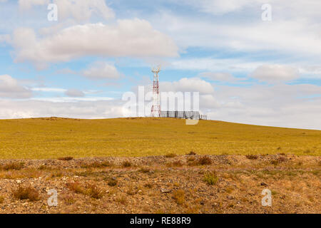 Turm der zellulären Kommunikation mit Sonnenkollektoren, Mongolei Stockfoto