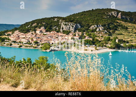 Die Stadt am Ufer des künstlichen See in Frankreich, Provence, See des Heiligen Kreuzes, Schlucht Verdone, azurblauen Wasser des Sees und die Abhänge der Berge Stockfoto