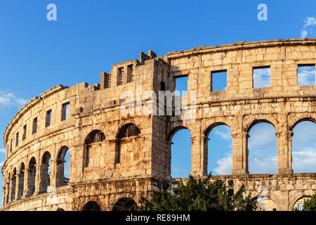 Antike römische Arena in Pula, Istrien, Kroatien. Die Arena ist das einzige noch verbliebene römische Amphitheater vier seitlichen Türme zu haben und mit allen drei Römische arc Stockfoto