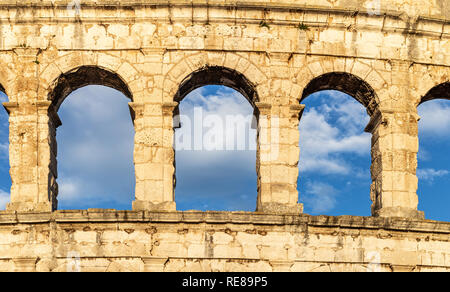Teil des antiken Römischen Arena in Pula, Istrien, Kroatien. Die Arena ist das einzige noch verbliebene römische Amphitheater vier seitlichen Türme zu haben und mit allen drei R Stockfoto