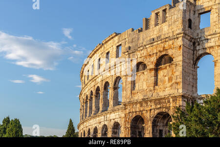 Teil des antiken Römischen Arena in Pula, Istrien, Kroatien. Die Arena ist das einzige noch verbliebene römische Amphitheater vier seitlichen Türme zu haben und mit allen drei R Stockfoto