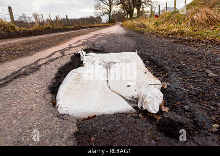 Schlaglöcher auf der Single Track Road in der Nähe Moniack, Inverness. Stockfoto