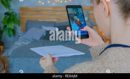 Moskau, Russland - 10 August, 2018. Frau mit Smartphone mit Augmented Reality App - anatomisches Modell des menschlichen Herzens. Zukunft, Medizin und Technologie Konzept Stockfoto