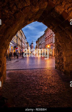 Abends in der Stadt Krakau in Polen, mittelalterliche Florianska Tor und Straße in der Altstadt Stockfoto