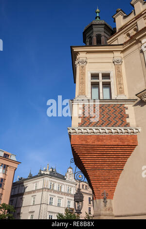 Bay Fenster in der Ecke der Renaissance Tuchhallen (Sukiennice) Gebäude in Krakau, Polen Stockfoto