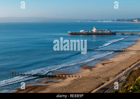 Schöne Aussicht von Bournemouth Pier und die Küste, England, Vereinigtes Königreich Stockfoto