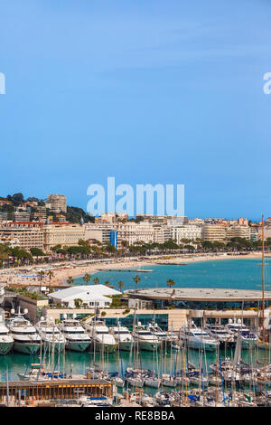 Stadt Cannes in Frankreich, Meer, Hafen, den Strand und die Skyline an der Französischen Riviera. Stockfoto