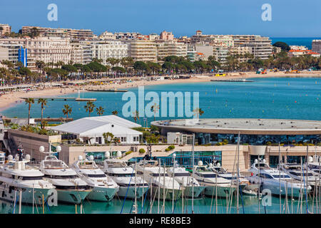 Cannes in Frankreich, die Skyline der Stadt, Bucht und Meer Luxusyachten im Hafen von Cannes auf der Französischen Riviera. Stockfoto