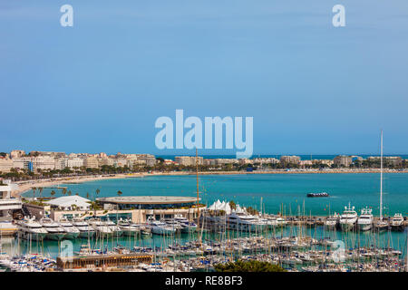 Cannes City Skyline in Frankreich, Blick über Port an der Französischen Riviera im mediterranen Meer Stockfoto