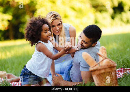 Glückliche Familie Spaß Zeit mit Picknick Stockfoto