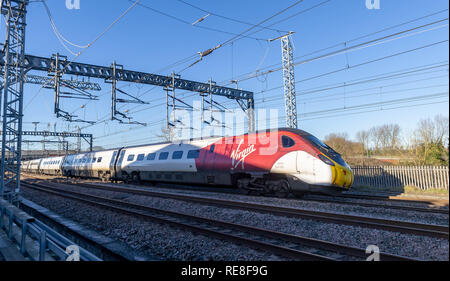 Klasse 390 020 Ansätze Rugby mit Liverpool Lime Street London Euston Dienst am 17. Januar 2019 Stockfoto