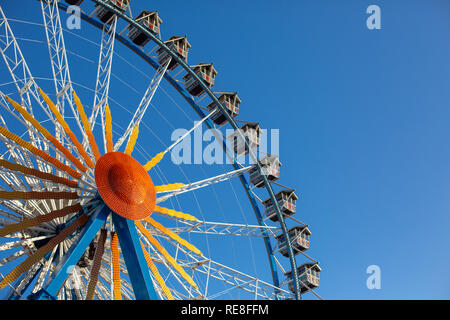 Berlin, Deutschland - 5 Dezember, 2018: Riesenrad gegen den blauen Himmel neben Rotes Rathaus. Stockfoto