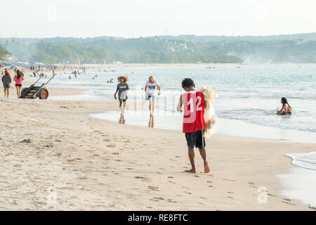 Balinesische fisherman Spaziergänge am Jimbaran Strand. Der Strand hat Fischrestaurants und Jimbaran Fischmarkt ist das größte seiner Art in Bali. Stockfoto