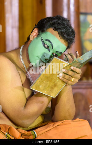 Anwendung Make-up für den traditionellen Spielen/Tanz, Kerala Kathakali Leistung, Cochin Kochi, Kerala, Indien Stockfoto