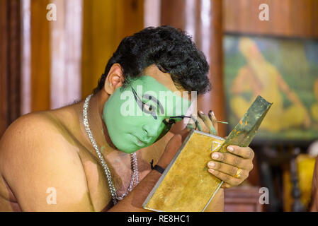 Anwendung Make-up für den traditionellen Spielen/Tanz, Kerala Kathakali Leistung, Cochin Kochi, Kerala, Indien Stockfoto