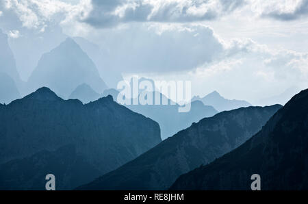 Blick vom Mangrt Pass in Richtung der Julischen Alpen, die aus Slowenien gegenüber der italienischen Berge Stockfoto