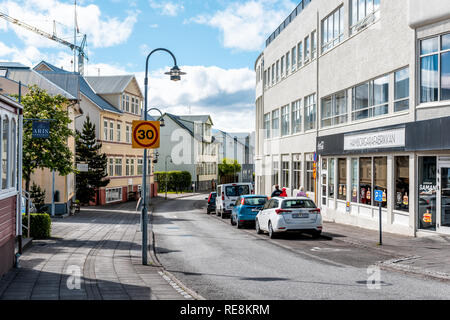 Akureyri, Island - 17. Juni 2018: leere Straße Straße Gasse in Stadt, Dorf, Stadt, mit dem Auto durch Restaurant Zeichen im Sommer morgen Tag Stockfoto