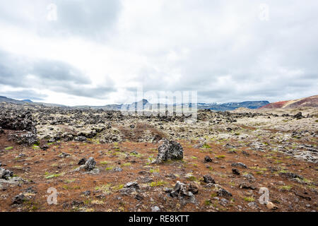 Straße in der schwarzen Lava Feld auf Snaefellsnes Halbinsel in Island mit felsigen Gebiet, und niemand in der Nähe von Stykkish Stykkisholmur und Grundarfjordur mit bewölkt s Stockfoto