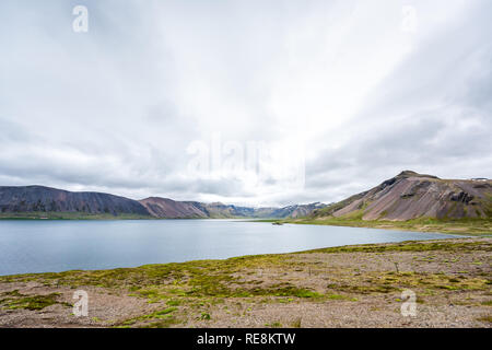 Island Landschaft Blick auf Kolgrafarfjordur Fjord in der Nähe von Grundarfjordur auf der Halbinsel Snaefellsnes mit niemand und Wasser Fluss mit bewölkt stürmischen Wolken ich Stockfoto