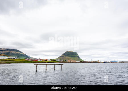 Skyline Skyline Blick auf Grundarfjordur, Island Stadt Fischerdorf mit Fjord Berge und Kirkjufell bei Halbinsel Snaefellsnes Stockfoto