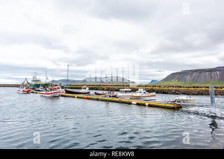 Grundarfjordur, Island - 18. Juni 2018: Die Stadt auf bewölkt bedeckt Tag und kleinen Fischerdorf Bootsanlegestelle Hafen auf der Halbinsel Snaefellsnes mit Schiffen m Stockfoto