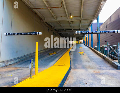 CHARLOTTE, C, USA-1/8"/19: Eingang und Ausgang zu einer multi-Parkhaus in Uptown. Stockfoto