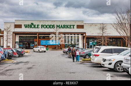 ASHEVILLE, NC, USA -1/18/19: Ein Whole Foods Markt- und Parkplatz in der Tunnel Road. Stockfoto