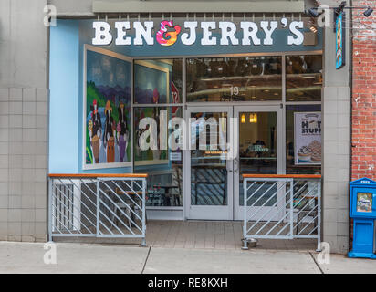 ASHEVILLE, NC, USA -1/18/19: Ben & Jerry's Ice Cream Parlor in der Innenstadt. Stockfoto