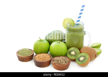 Fruchtsaft Gesundheit Getränk mit frischen Früchten, Matcha Pulver, Flachs und Hanf samen. Hohe in antiioxidants, Omega-3-Fettsäuren, Vitamine und Ballaststoffe. Stockfoto