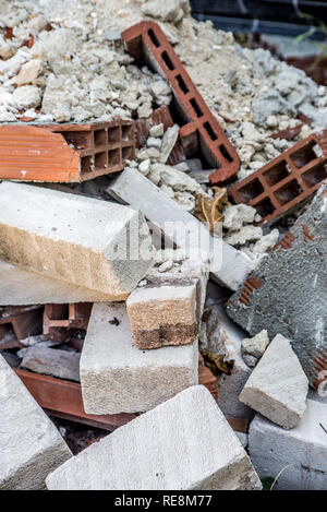 Hintergrund von Bauschutt mit Terrakotta Ziegel und andere weiße Stein Steine sehr berühmt in Sizilien. Vertikale Ansicht Stockfoto