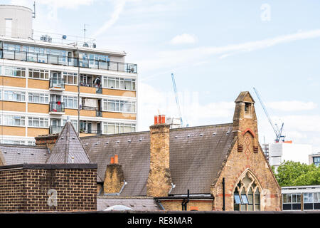 London, UK Churchill Gärten der Nachbarschaft in Pimlico mit alten Vintage historischen traditionellen Stil Wohnungen Gebäude und historische St Gabriel's Primary Sch Stockfoto