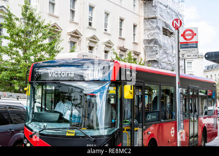 London, Großbritannien - 21 Juni, 2018: Straße Straße mit der Vorderseite des Roten öffentliche Verkehrsmittel Bus an der Haltestelle auf Winchester Straße und Richtung Zeichen für Victoria in Pi Stockfoto