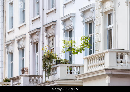 London Nachbarschaft Stadtteil Pimlico mit Reihenhäusern Balkons Gebäude und Sommer pflanzen Gärten und alten Vintage historischen im traditionellen Stil Stockfoto