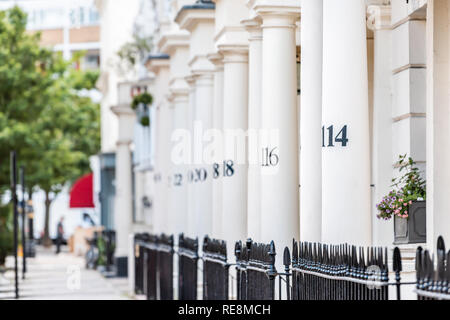 London Nachbarschaft Stadtteil Pimlico mit Reihenhäusern Balkons Gebäude und Zahlen auf Spalten in alten Vintage historischen traditionellen Stil fla Stockfoto