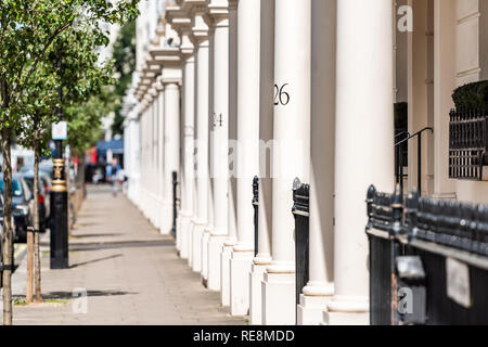 London Nachbarschaft Stadtteil Pimlico mit Gehäuse Gebäude und Zahlen auf Spalten in alten Vintage historischen traditionellen Stil Wohnungen Stockfoto