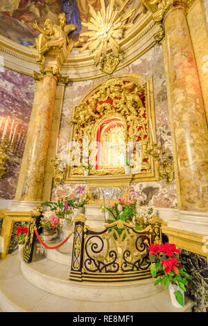 Bologna, Italien - 12 Januar, 2018: Symbol Detail der Madonna mit dem Kind, populäre Hingabe der Gläubigen und Pilger. Heiligtum der Madonna von San Luca, eine Basilika zu Marian katholischen Kult gewidmet. Stockfoto