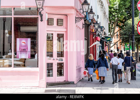 London, Großbritannien - 21 Juni, 2018: Nachbarschaft Bezirk Victoria und Pimlico mit rosa Farbe vibrant farbenfrohe Restaurant Gebäude für Sakuya japanisches Essen Stockfoto